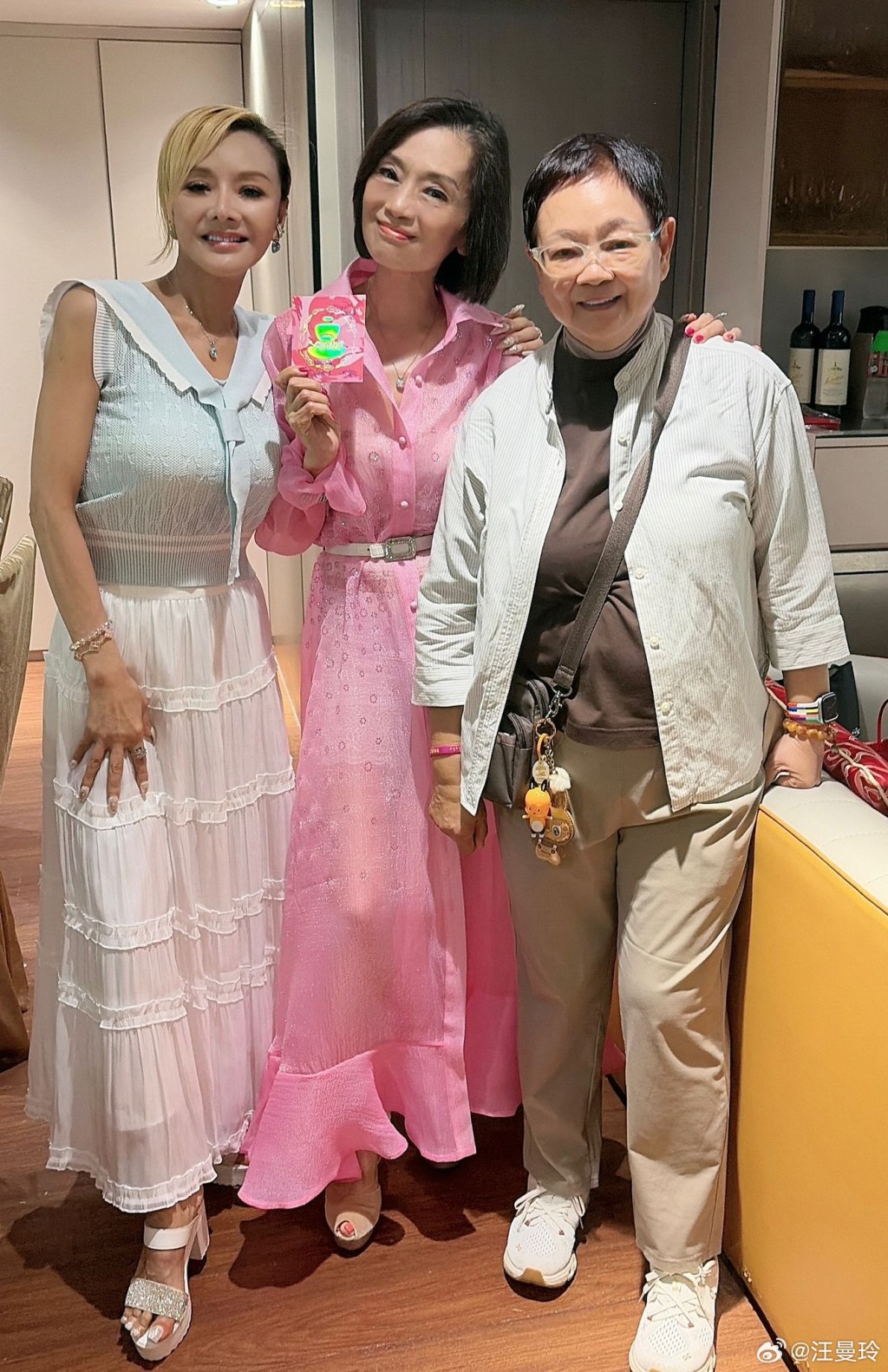 葉子楣（左）與資深傳媒人汪曼玲（右）出席生日宴，為吳麗珠慶生送上祝福。（圖片來源：汪曼玲微博）
