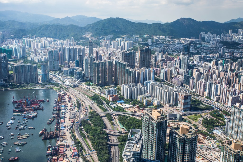 許多港漂為求在香港立足，投入巨額留學成本取得高學歷，卻發現回報率遠低於預期。