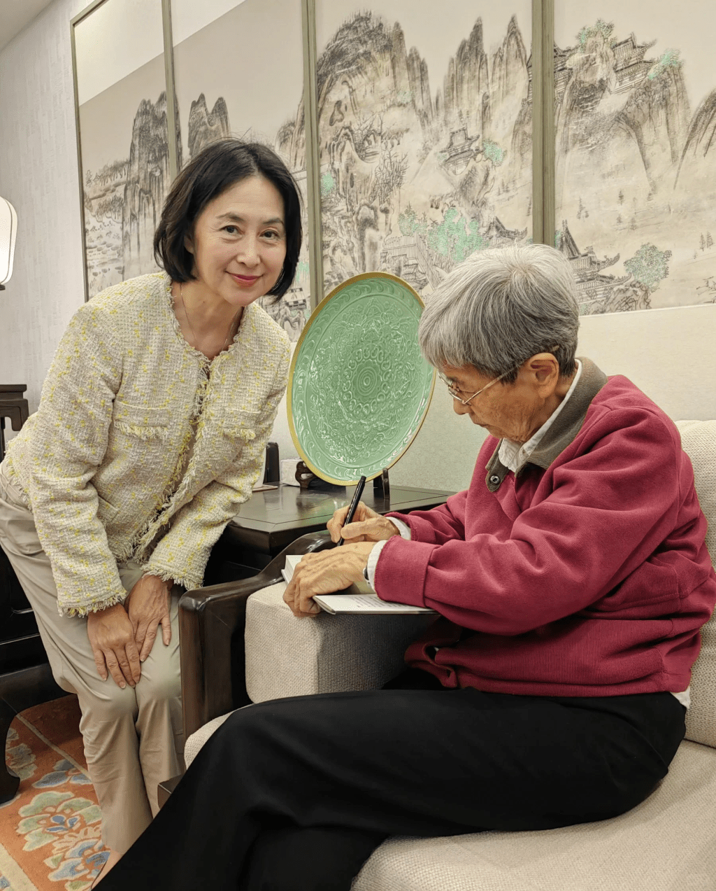 何超琼到敦煌研究院，拜访有“敦煌女儿”之称的著名学者樊锦诗的照片。