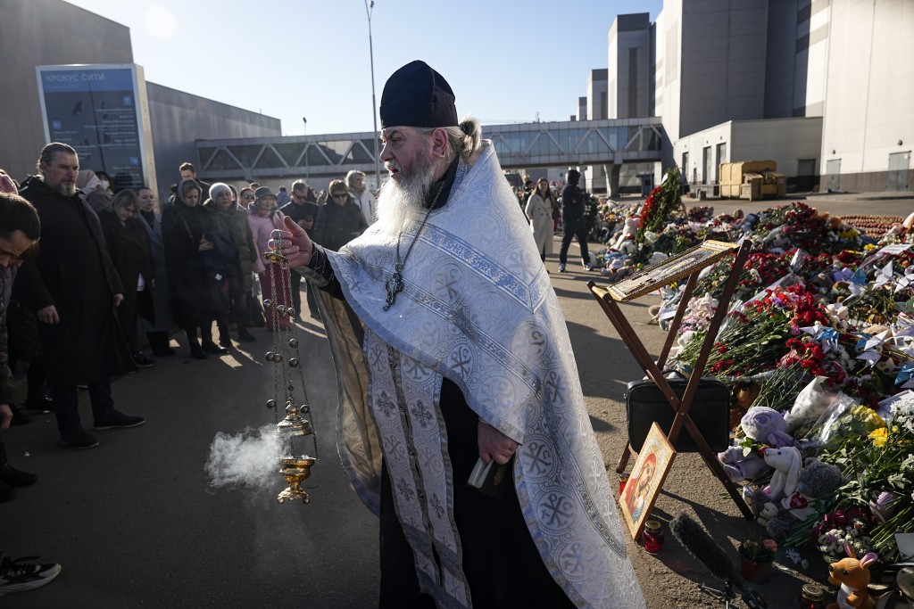 东正教教士为死者举行仪式。美联社