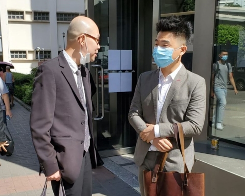被告王志豪(戴眼鏡)及秦文翰(灰西裝)。葉君怡攝