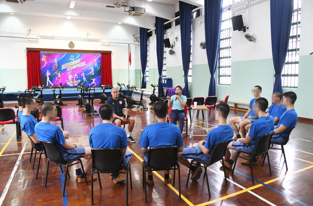 前香港單車運動員李慧詩與學員交流,分享過去運動員生涯的高低起伏,並以教練對她的勉勵說話「一定要相信自己」,鼓勵在囚人士要堅持不懈,不要輕言放棄。 前香港單車運動員李慧詩與學員交流,分享過去運動員生涯的高低起伏,並以教練對她的勉勵說話「一定要相信自己」,鼓勵在囚人士要堅持不懈,不要輕言放棄。