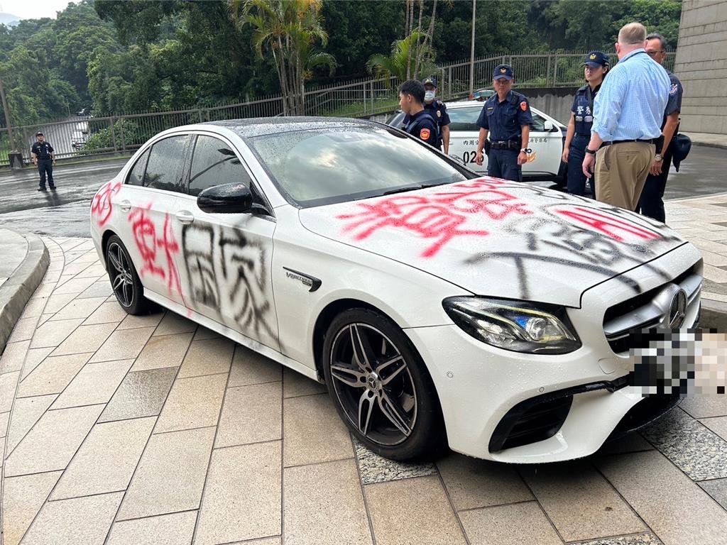 台灣有男子駕車身噴「國家認知作戰」字句的BENZ，衝撞「總統府」被捕。中時