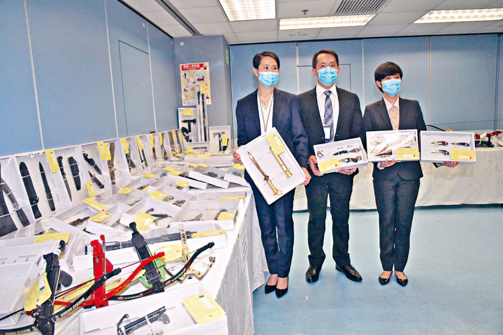 女總督察徐嘉穎（左）等展示「刀癡」所藏的弓弩等逾五百件武器。
