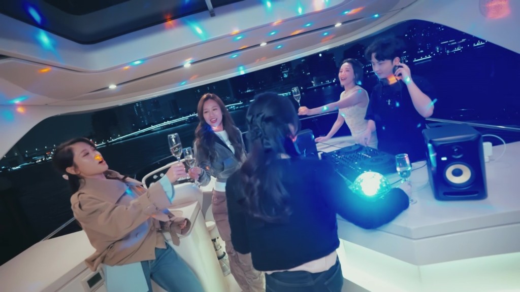 3女體驗船河。 3女體驗船河。