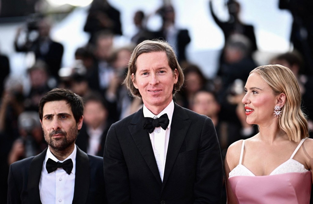 《布達佩斯大酒店》鬼才導演Wes Anderson（中）新作《Asteroid City》入圍康城影展主競賽單元，早前在當地舉行首映，主演的荷里活巨星史嘉莉祖安遜Scarlett Johansson（右）現身行紅地氈。