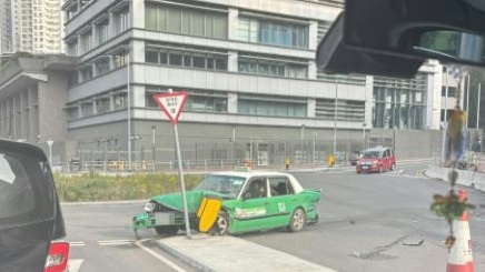 的士自炒撞燈箱及交通標誌牌，司機及乘客受傷送院。FB屯門公路塞車關注組/Apple Fok圖片