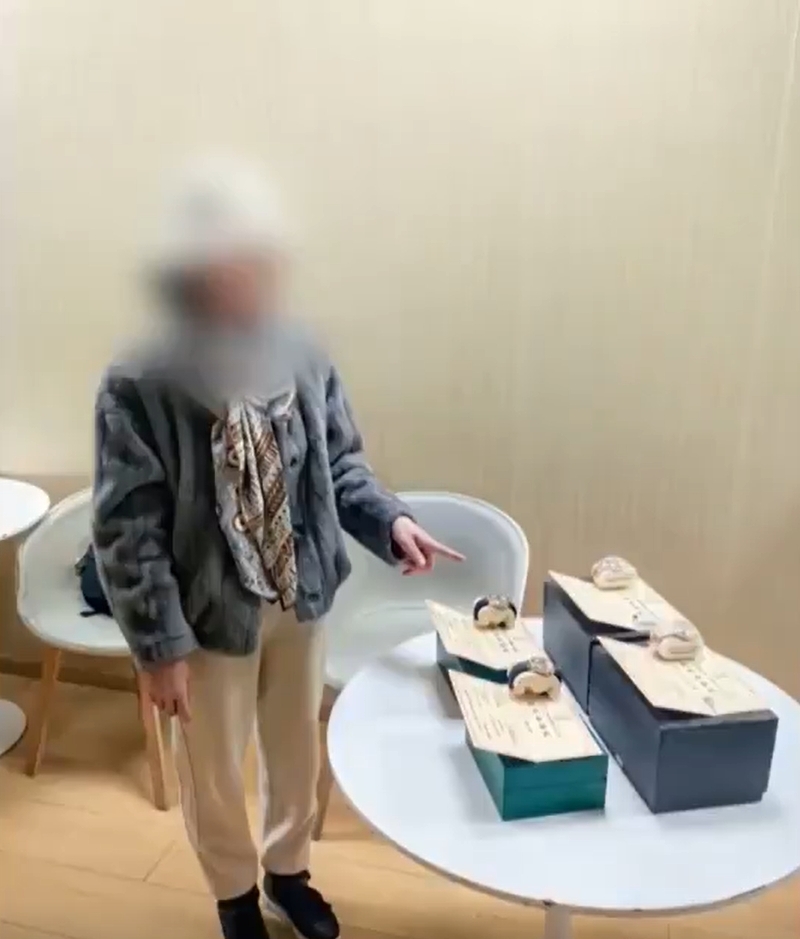 女子寄出4隻總價逾500萬元名錶，幸獲警方攔截追回。上海市公安局黃浦分局