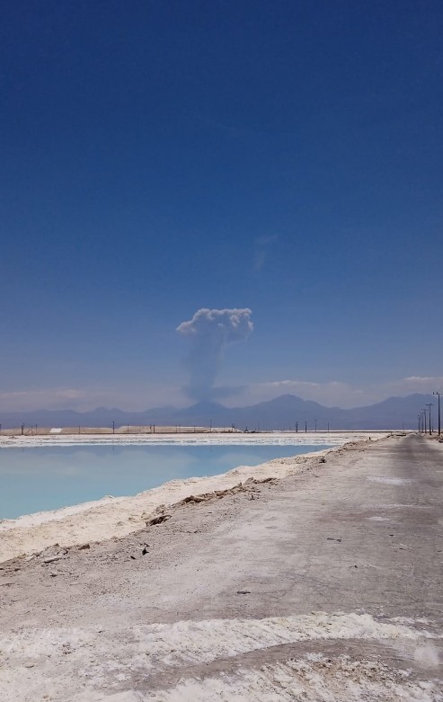 从远处可见火山喷发出大量火山灰。Twitter