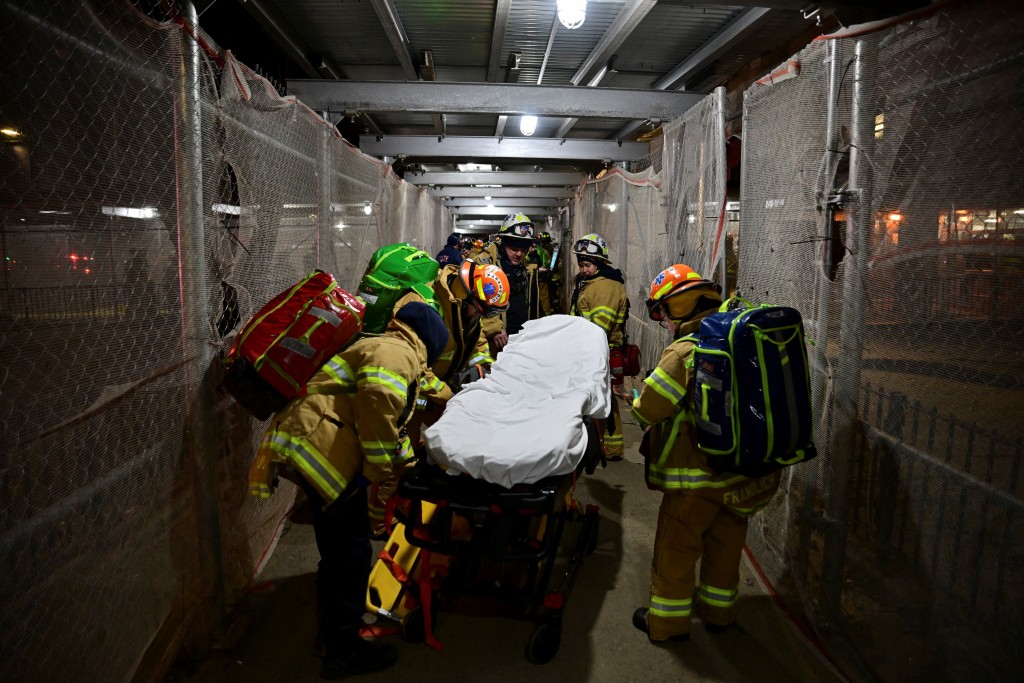 消防員接獲大廈15及16樓傳出煤氣異味的報告後到場調查，其間突然發生爆炸。路透社