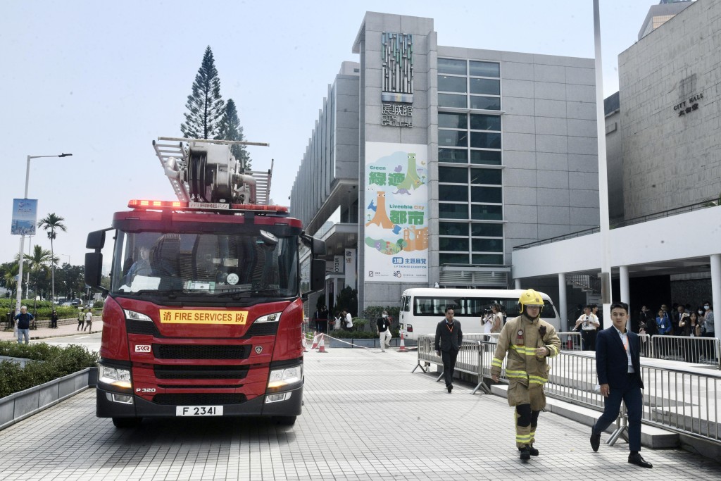 现场响起火警钟，须暂时疏散。