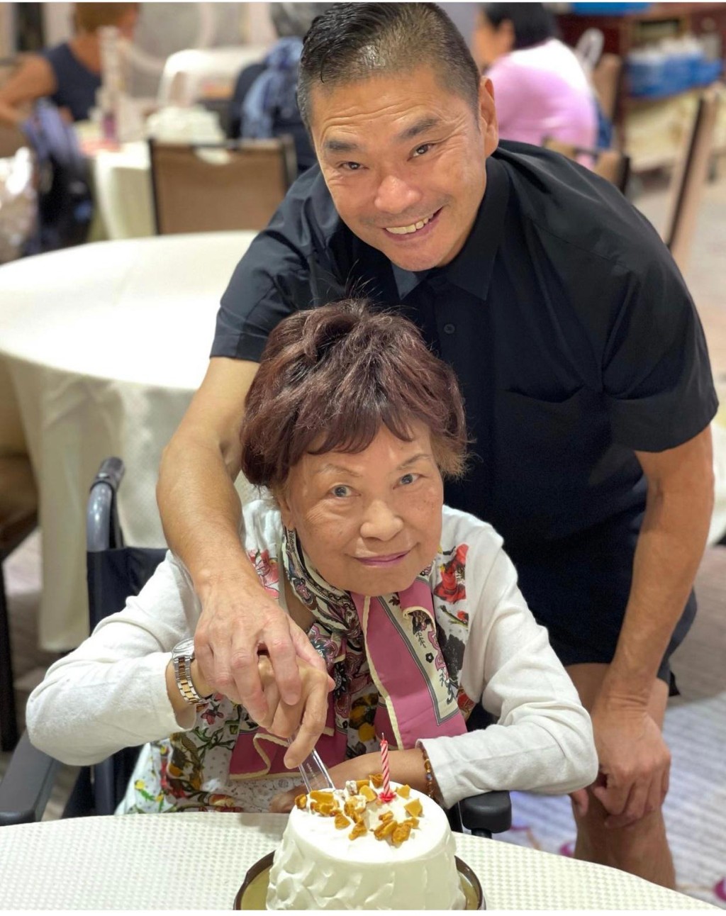 之前鄧達智已跟余毛預祝生日。