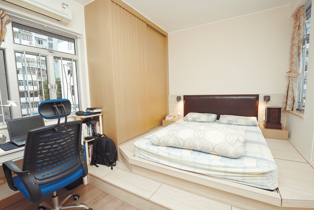 睡房已置有浅木地台，为住户提供足够收纳空间。
