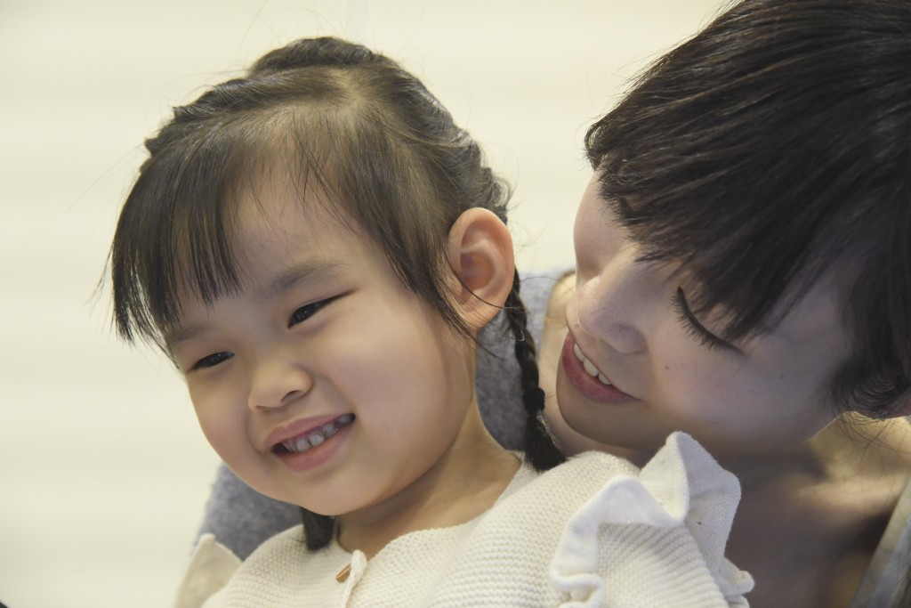 ■据记者观察，Lia的语言能力明显较同龄小朋友高，能清楚完整地向妈妈表达「我好口渴，我想喝水」的想法。