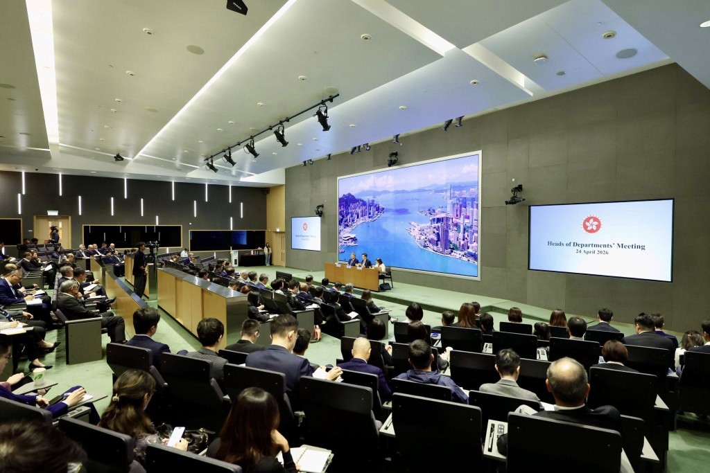 李家超在會上指出，十四屆全國人大四次會議通過《十五五規劃綱要》，為支持香港發展作出重要部署和明確定位。李家超fb