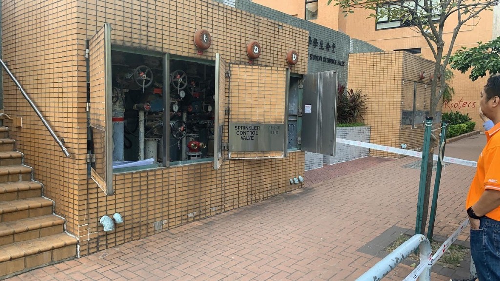 浸會大學學生舍堂外檢獲4箱汽油彈。網上圖片