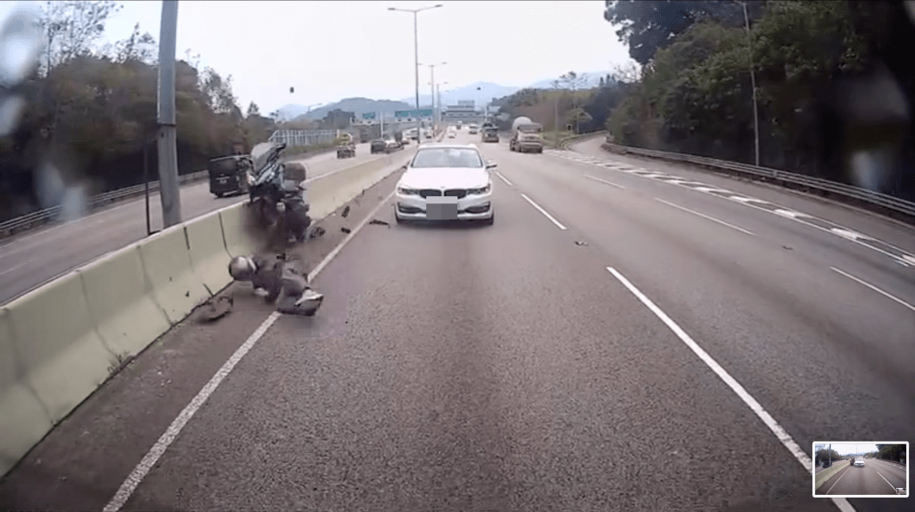 鐵騎士在公路上「滑行」。FB 車cam L(香港群組)片段截圖 鐵騎士在公路上「滑行」。FB 車cam L(香港群組)片段截圖