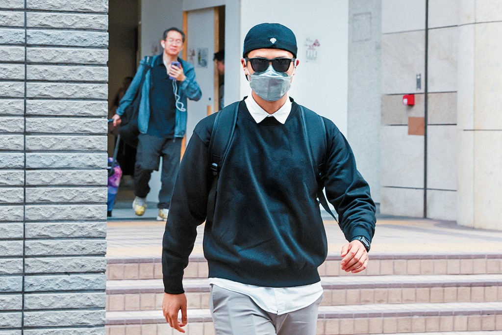 被告表示，其後才得知「原來我講健身教練，係同我病假日數掛鈎」。