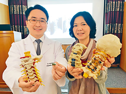 叶绍亮医生表示，市民应拿起手机至正常水平使用，降低颈部受压力量。