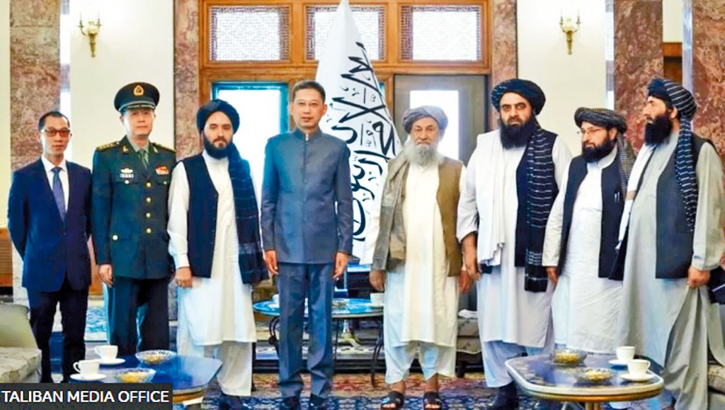 中國駐阿富汗大使趙星(左四)與塔利班政府總理阿洪德(右四)等高官合照。