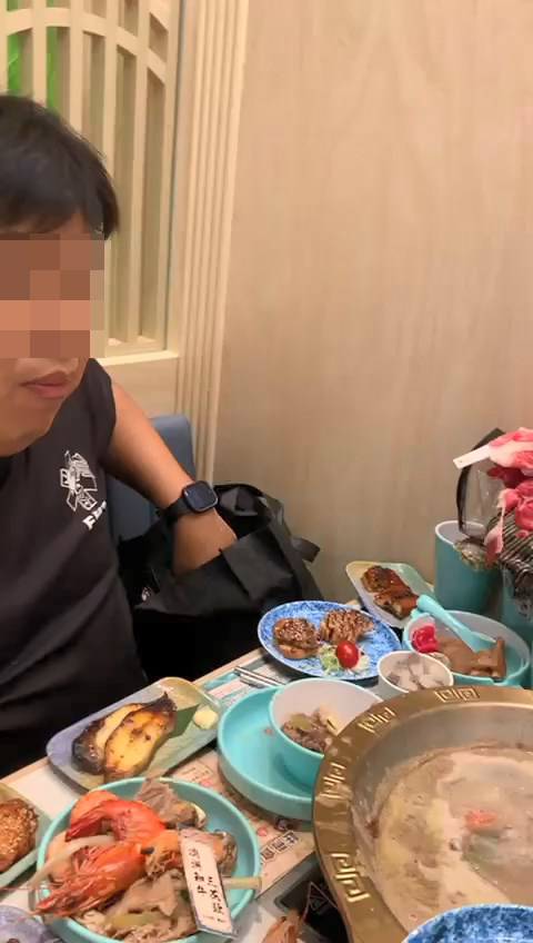 男子表現慌張，從袋內取出一大堆肥牛後，最終將整個環保袋交予職員。網上片段截圖