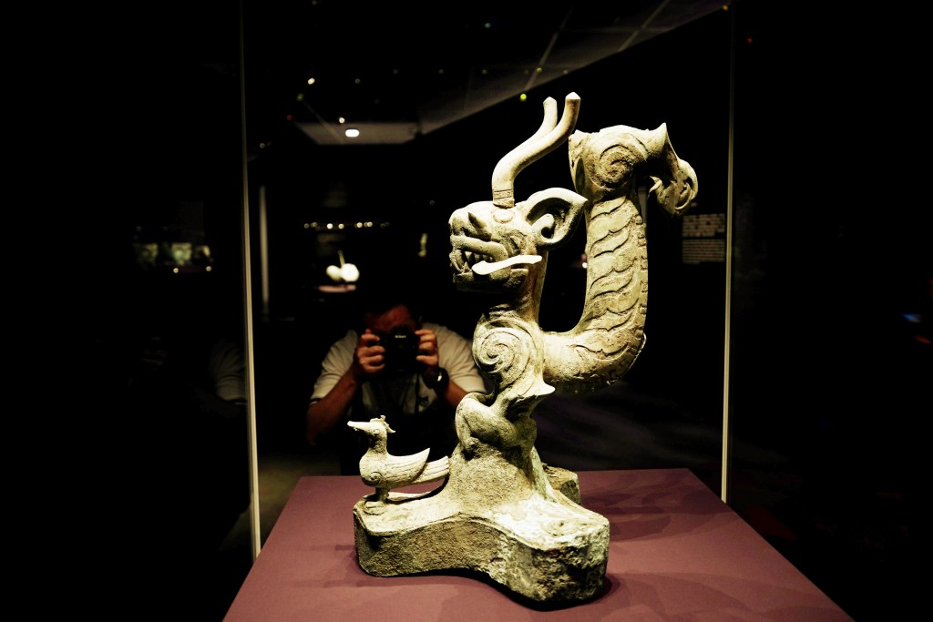 「虎頭龍神像」凸眼、獠牙，口銜帶狀物，是三星堆出土最高的動物造型青銅器之一。