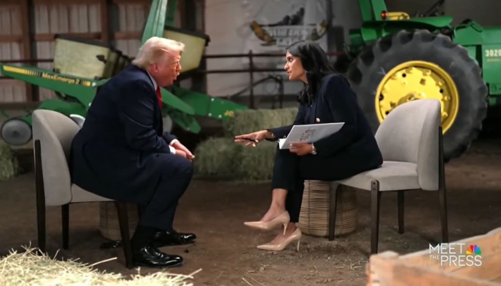 特朗普接受NBC访问时，不满主持人提问内容拆下收音咪提早离开。NBC《MEET THE PRESS》截图