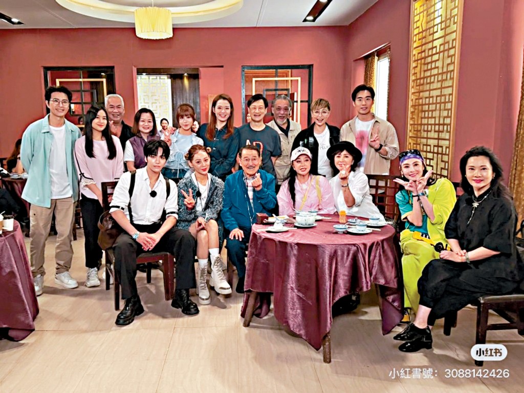 大合照中除了《愛．回家》固定班底外，還有張柏芝（前右二）、劉嘉玲（前右三）、內地影后劉曉慶（前左四）、寧靜（前左二）及邵子恒（前左一）等。