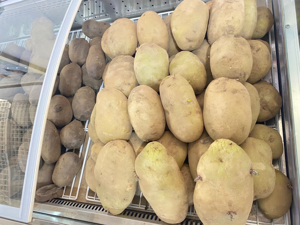 在台湾，土豆也可称为「 落花生」、「花生」、「马铃薯」、「洋芋」。
