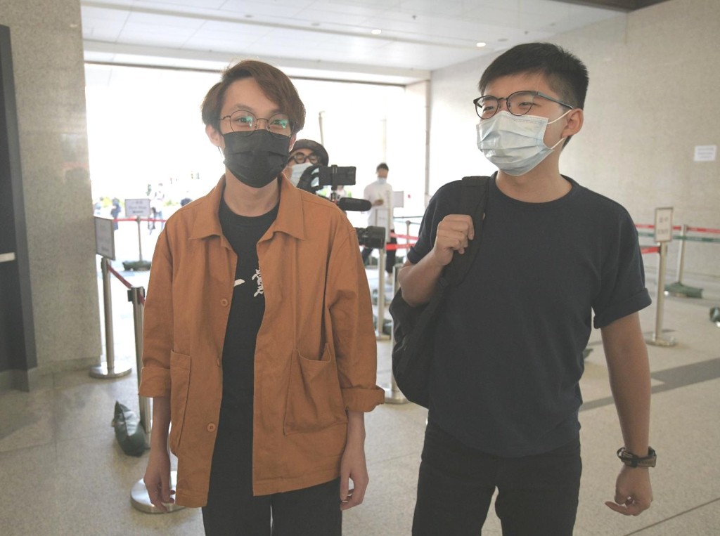 黃之鋒(右)抵達法庭。