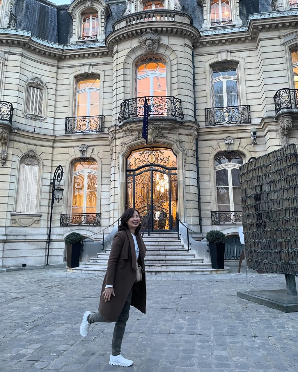 兰茜在巴黎打卡。