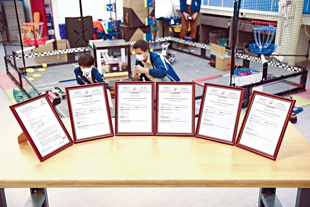现时学校拥有全港中小学最多的专利项目。