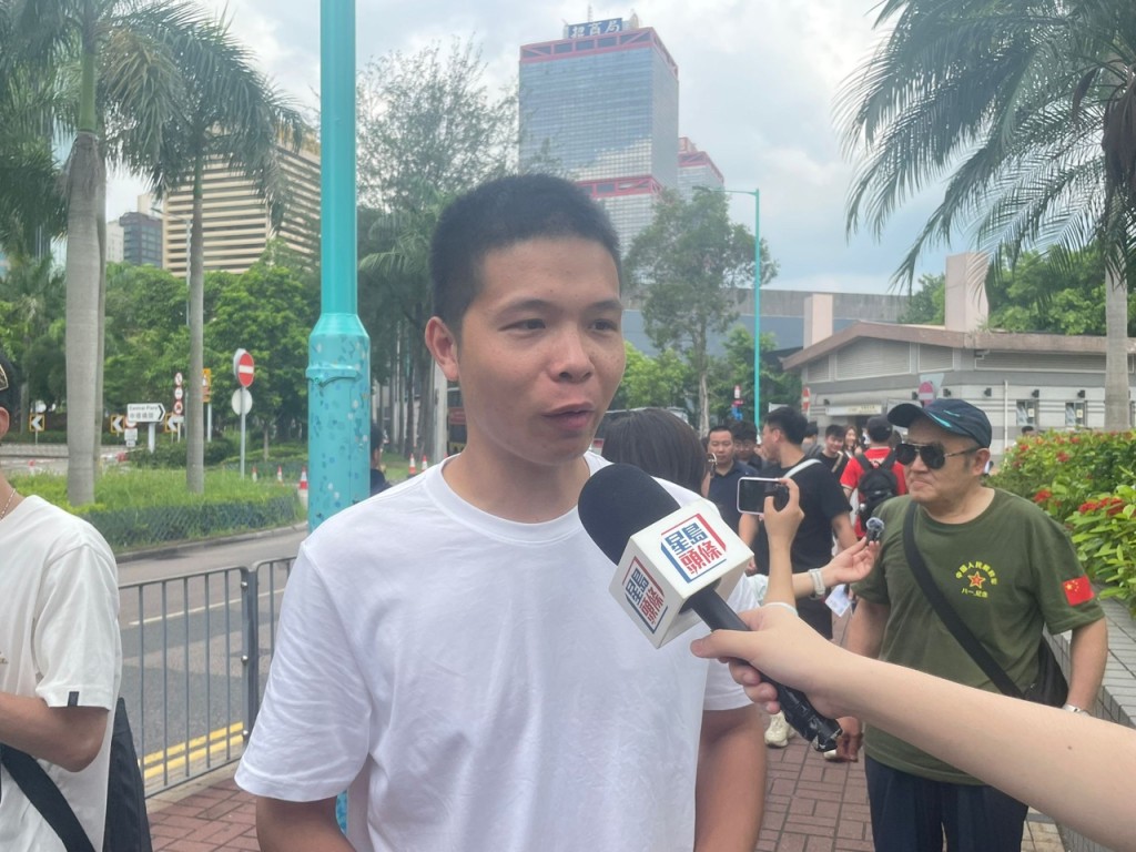 退役軍人范先生稱,最震撼之處就是看到艦上展示的戰機。李惠微攝 退役軍人范先生稱,最震撼之處就是看到艦上展示的戰機。李惠微攝