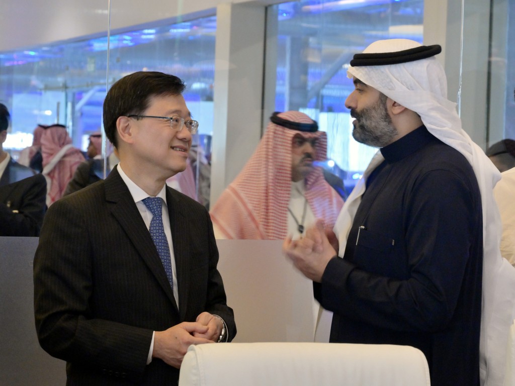 李家超（左）在利雅得LEAP 2023 科技展與沙特阿拉伯通訊與資訊科技大臣Abdullah Alswaha（右）會面。