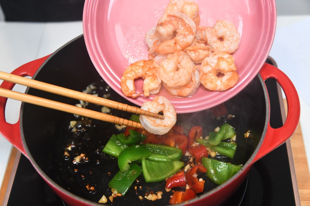 Step 7: 蝦回鑊，炒勻，熄火。 Return the shrimps to the pan, stir well, turn off the heat.