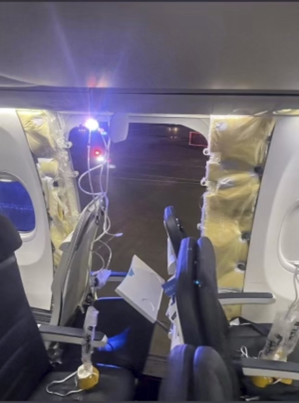 阿拉斯加航空一架波音737 MAX 9客機上周五在高空發生內嵌艙門板掉落事故。美聯社