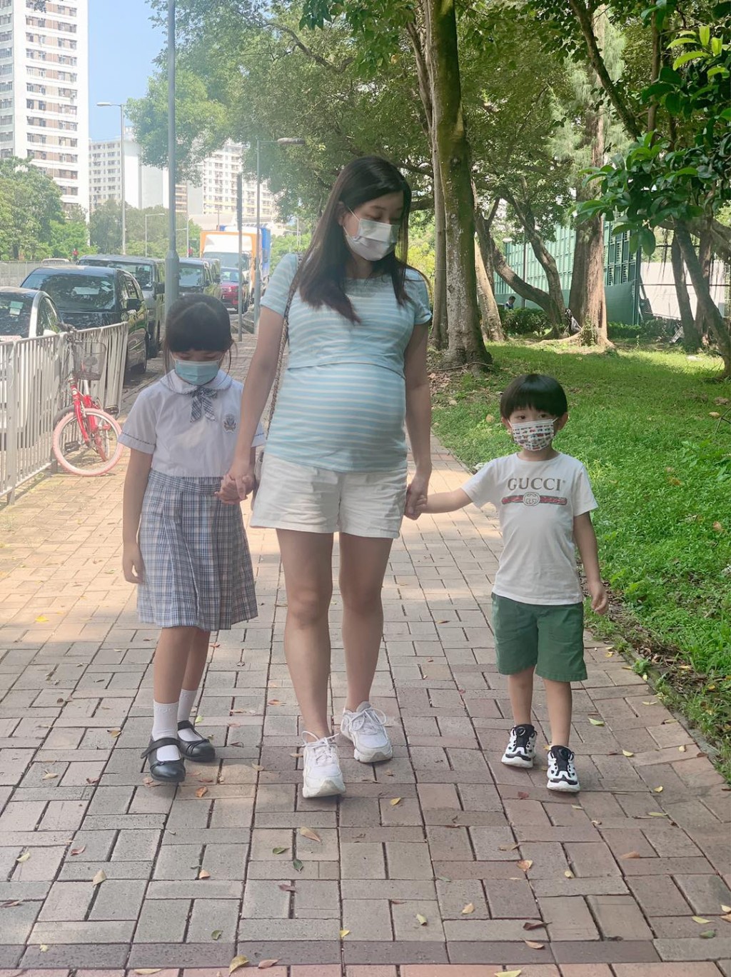 麥雅緻腹大便便,湊住兩個小朋友。