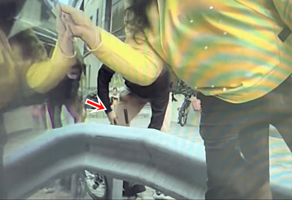 口罩賊蹲下取大鉸剪。網圖