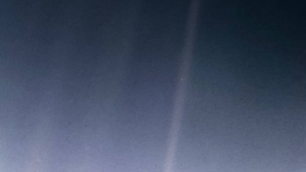 旅行者1號於60億公里外看地球，拍攝的「暗淡小蓝点」照片。