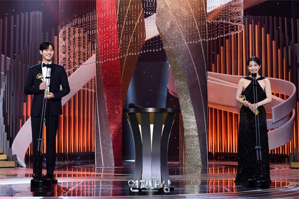 安孝燮及金裕貞另憑《紅天機》獲頒最佳情侶獎。