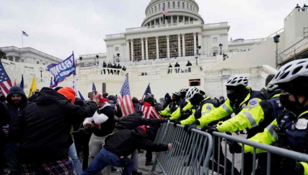 美国暴民攻入国会山庄。