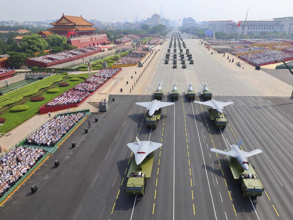 解放军在大阅兵中展示大量新式装备。新华社