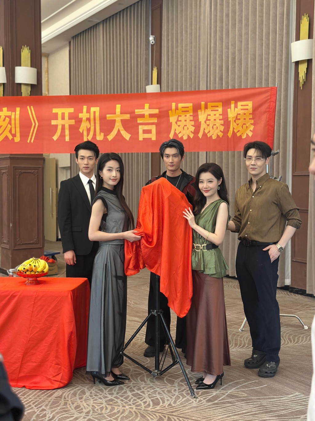 《姐姐的反殺時刻》開機大吉，吳沚默（右二）與劇組演員齊齊祈求收視爆燈。
