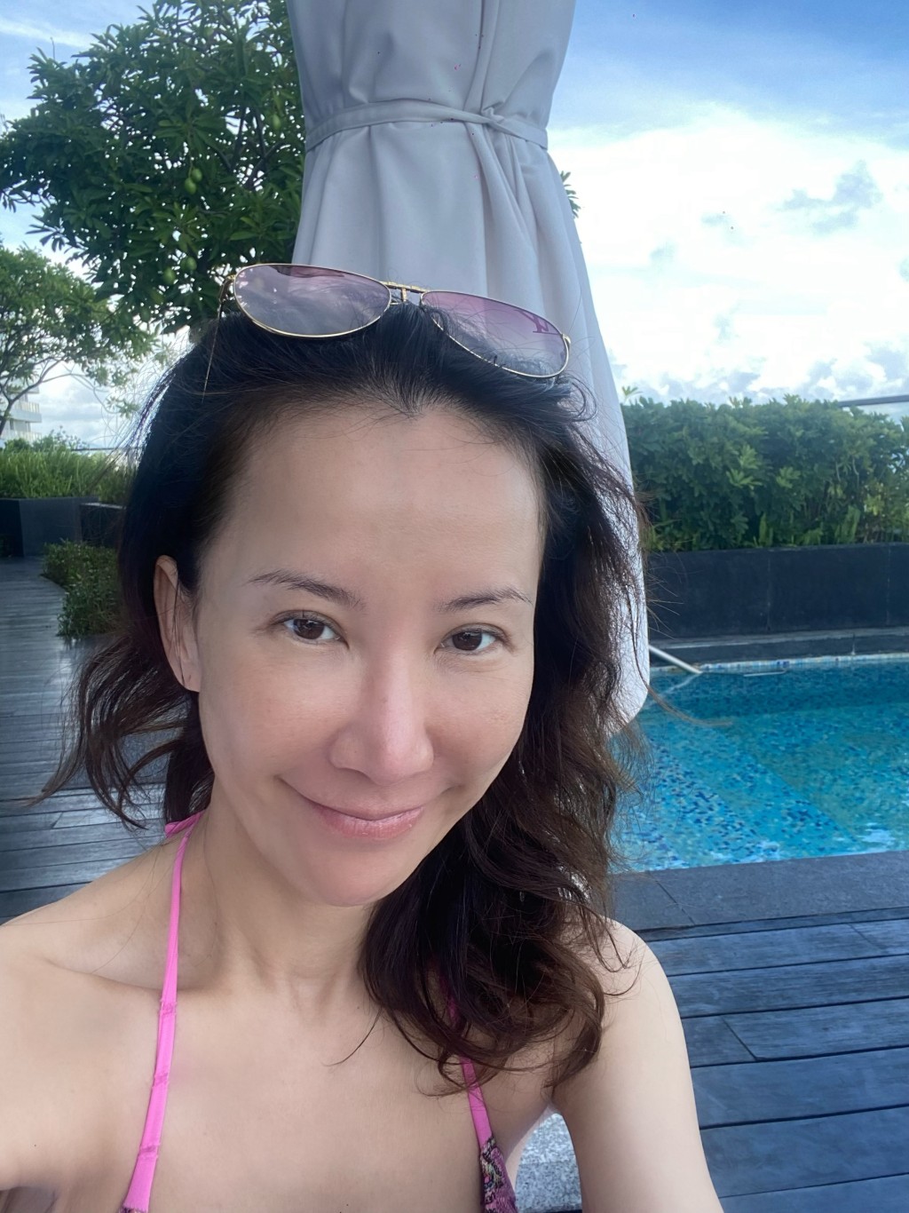 李玟仲晒出素顏照。