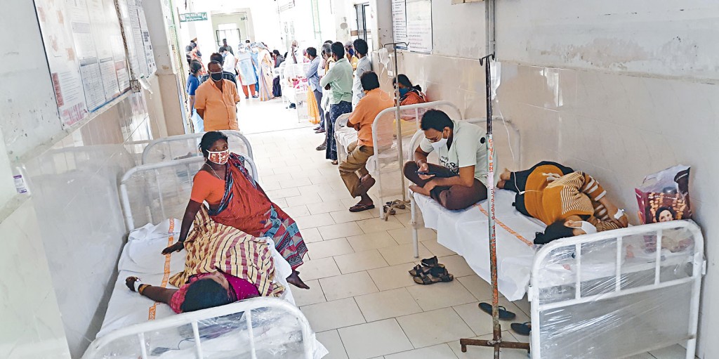 感染神秘疾病的患者在埃盧魯市醫院治療。　