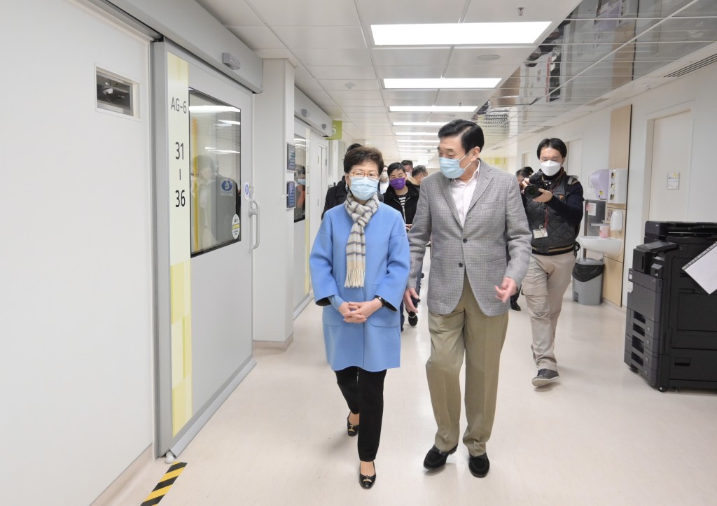 行政长官林郑月娥今日到访北大屿山医院香港感染控制中心。政府新闻处图片