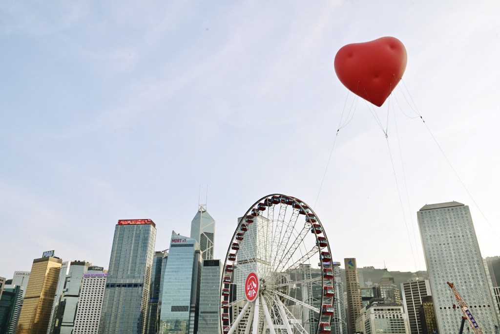 Chubby Hearts巨型飘浮大红心在中环摩天轮快闪。 （陈极彰摄）