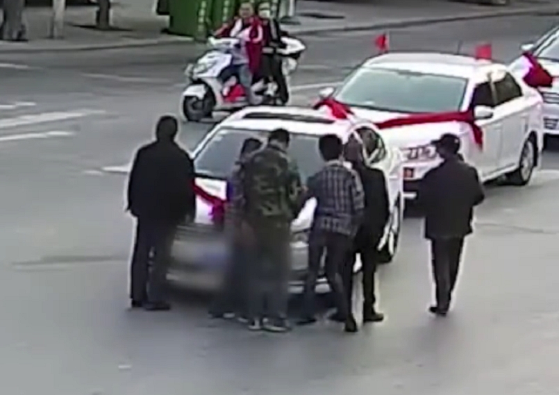 數名男子上前擋路，並向車上乘客索取錢財。網圖