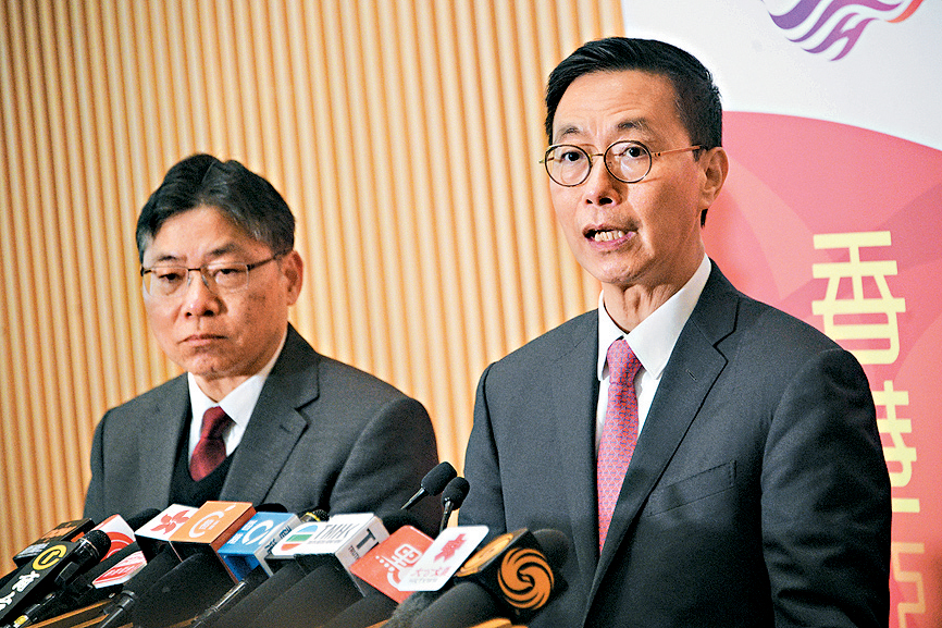 文化體育及旅遊局局長楊潤雄(右)及運輸及物流局局長林世雄被免去職務。