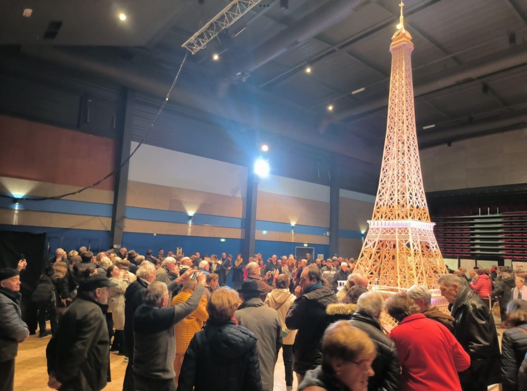 群眾在場館內觀賞艾菲爾鐵塔火柴模型。 facebook